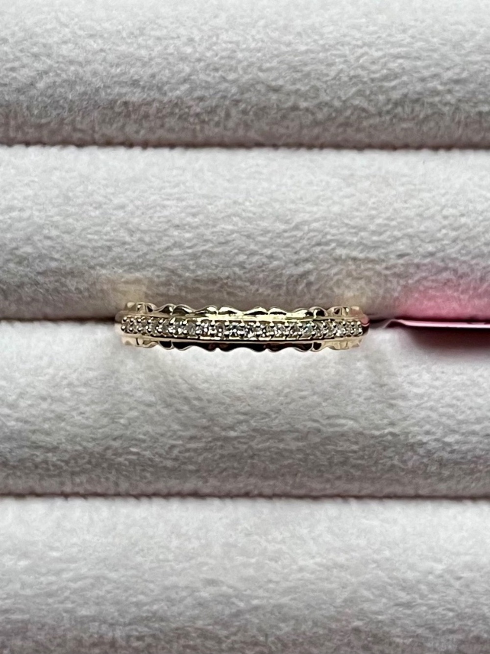 R147 | Genuine Diamond Scalloped Edge Band